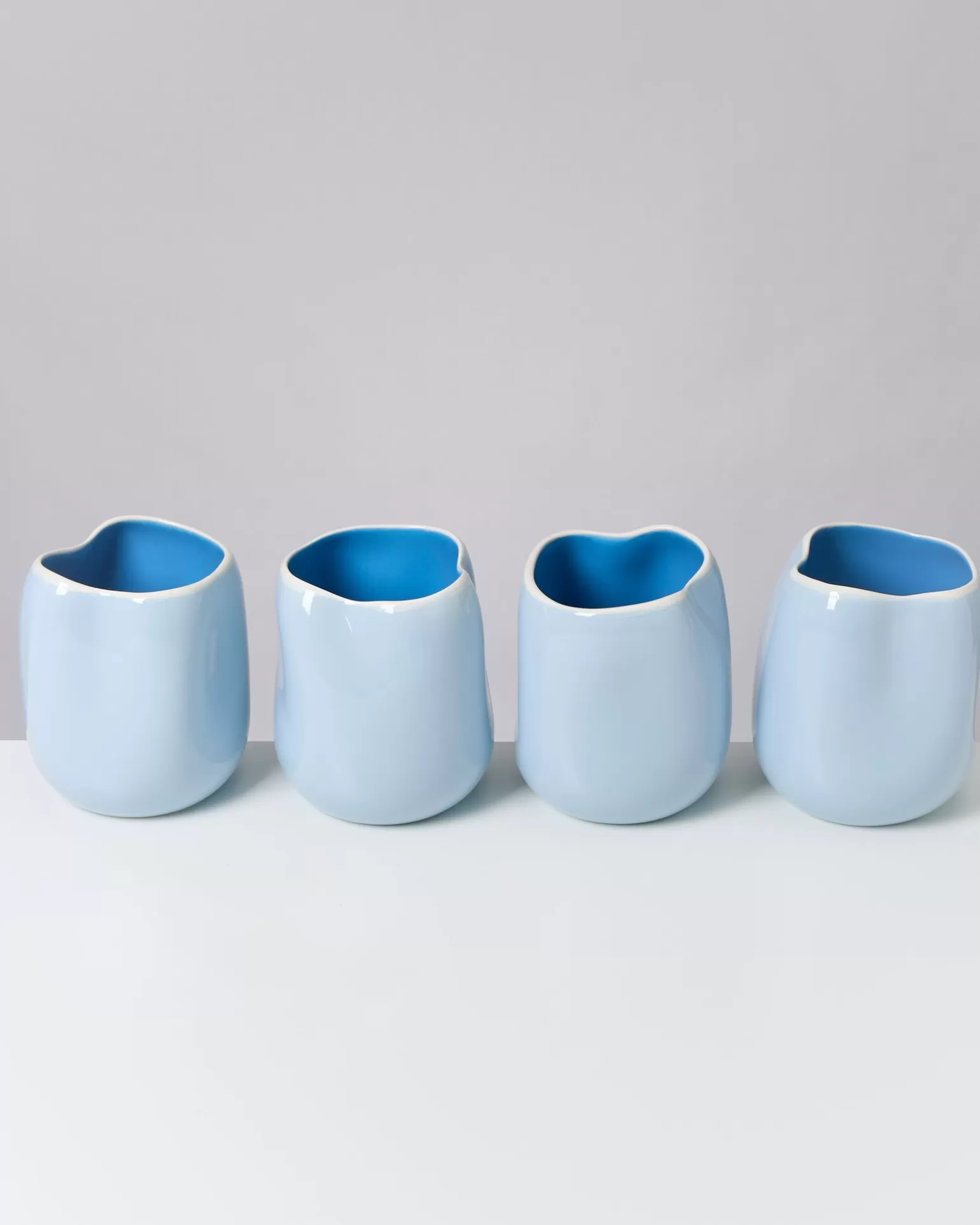 Oferta Relámpago: Jarrón Moderno Miio-João Modelo M en Azul Claro Brillante - Diseño Minimalista con Tonos Difuminados