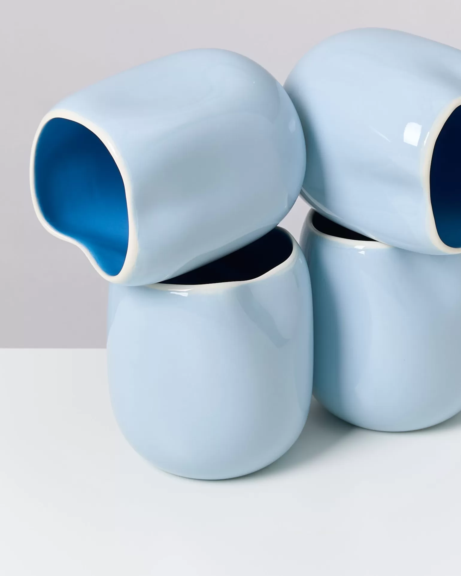 Oferta Relámpago: Jarrón Moderno Miio-João Modelo M en Azul Claro Brillante - Diseño Minimalista con Tonos Difuminados