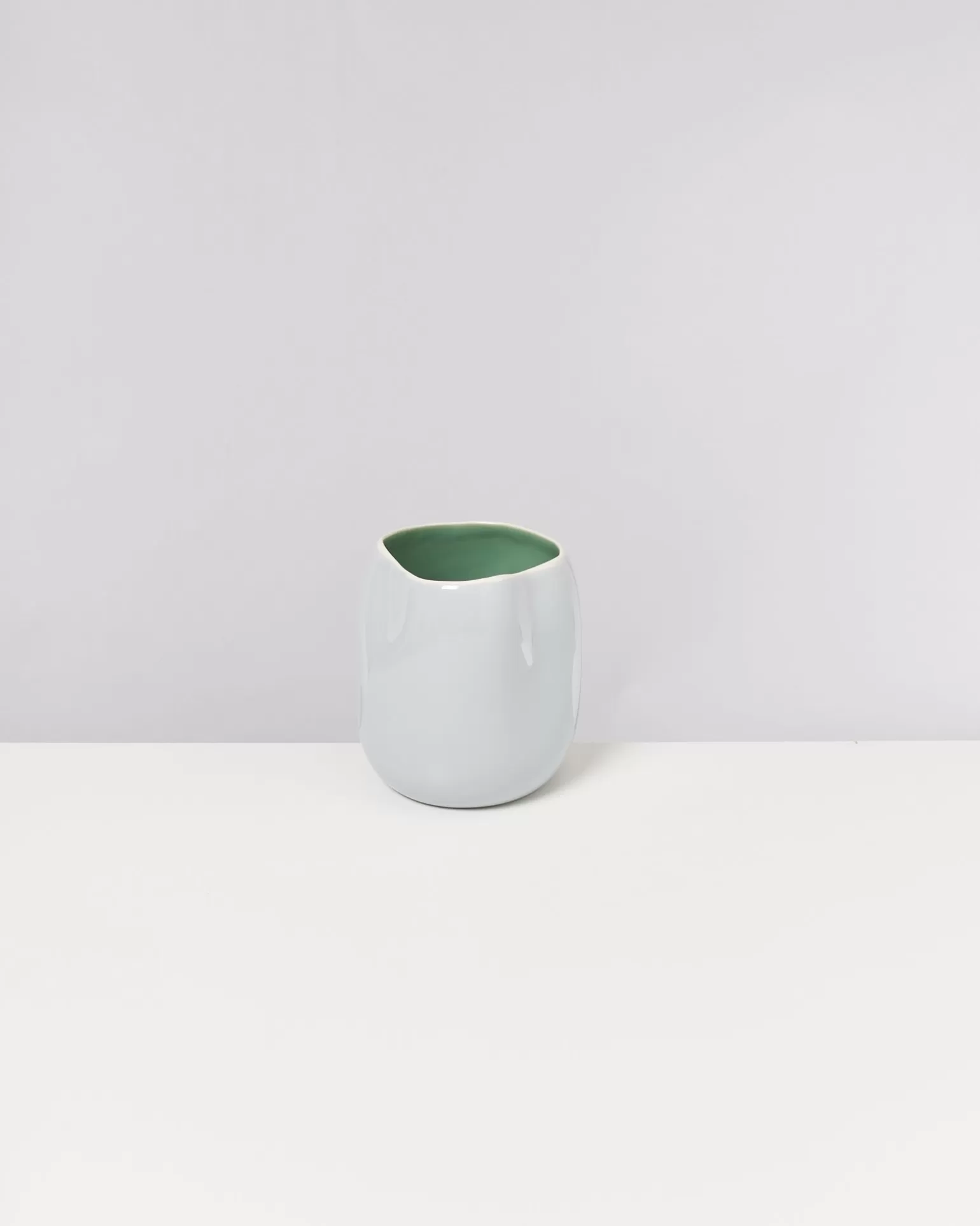 Lámpara de diseño Miio João - Modelo Vase M en azul salvia claro, decoración moderna para interiores