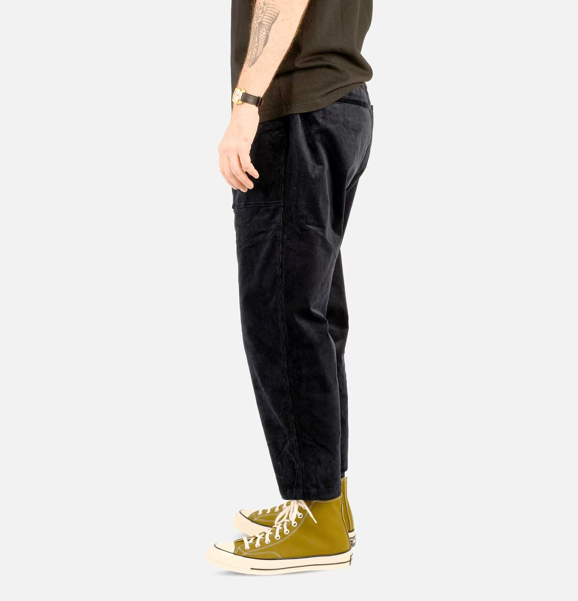 Pantalones relajados GRAMICCI en pana azul marino con ajuste entallado y diseño versátil