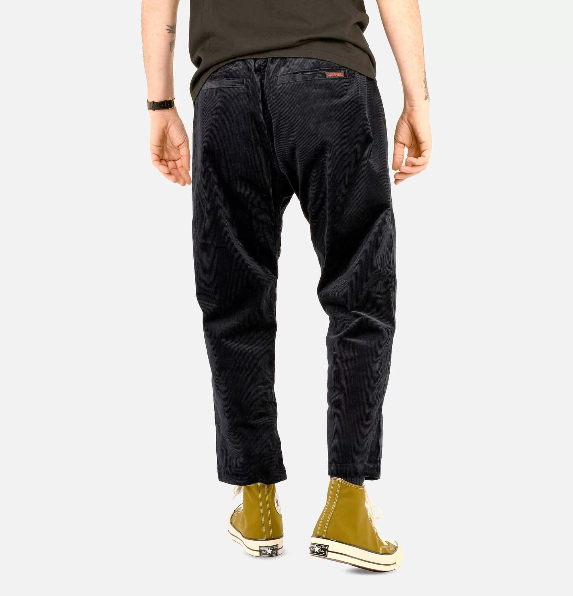 Pantalones relajados GRAMICCI en pana azul marino con ajuste entallado y diseño versátil