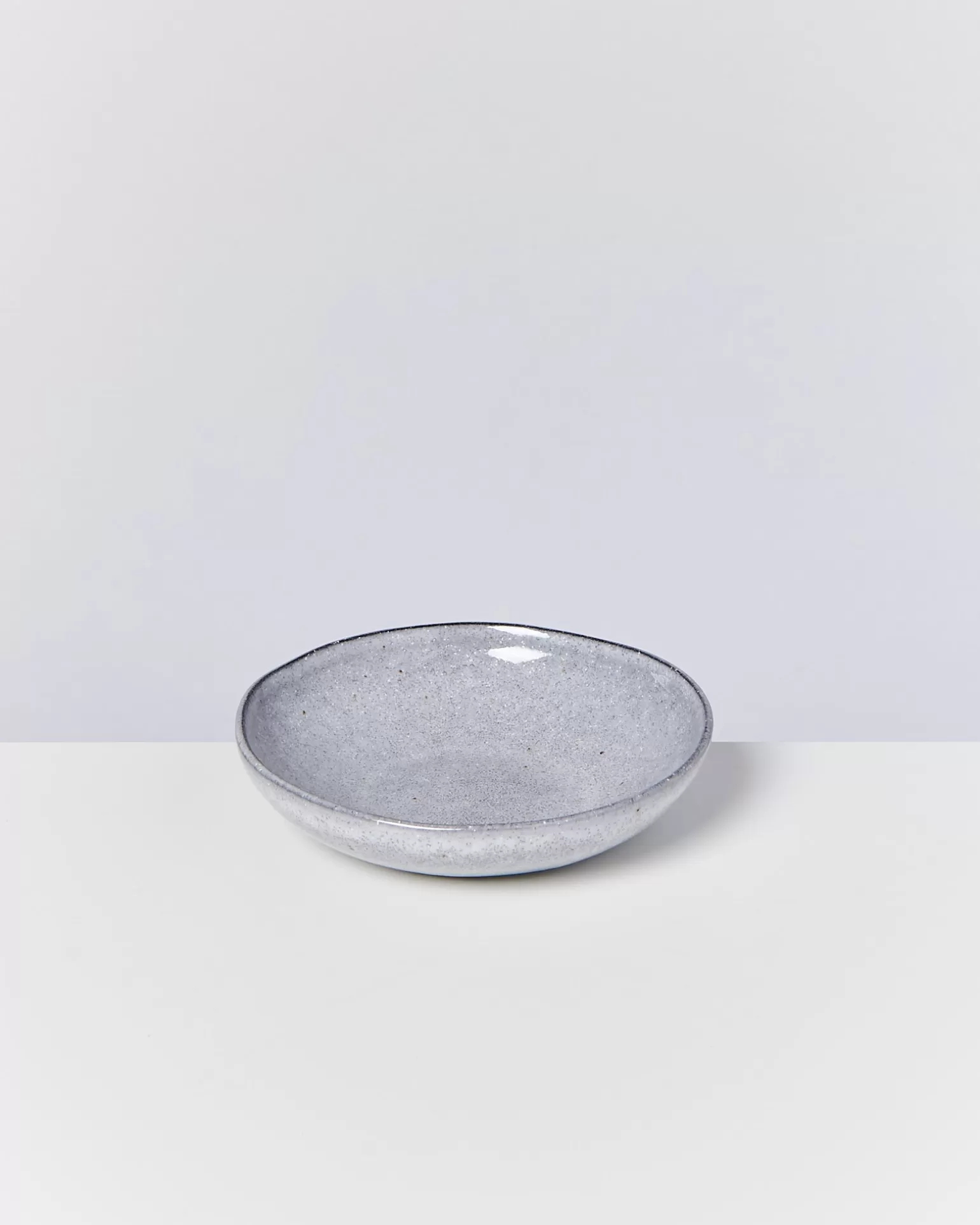 Novedad: Plato Mini en Gris Oscuro - Diseño Moderno de Motel a Miio Mae