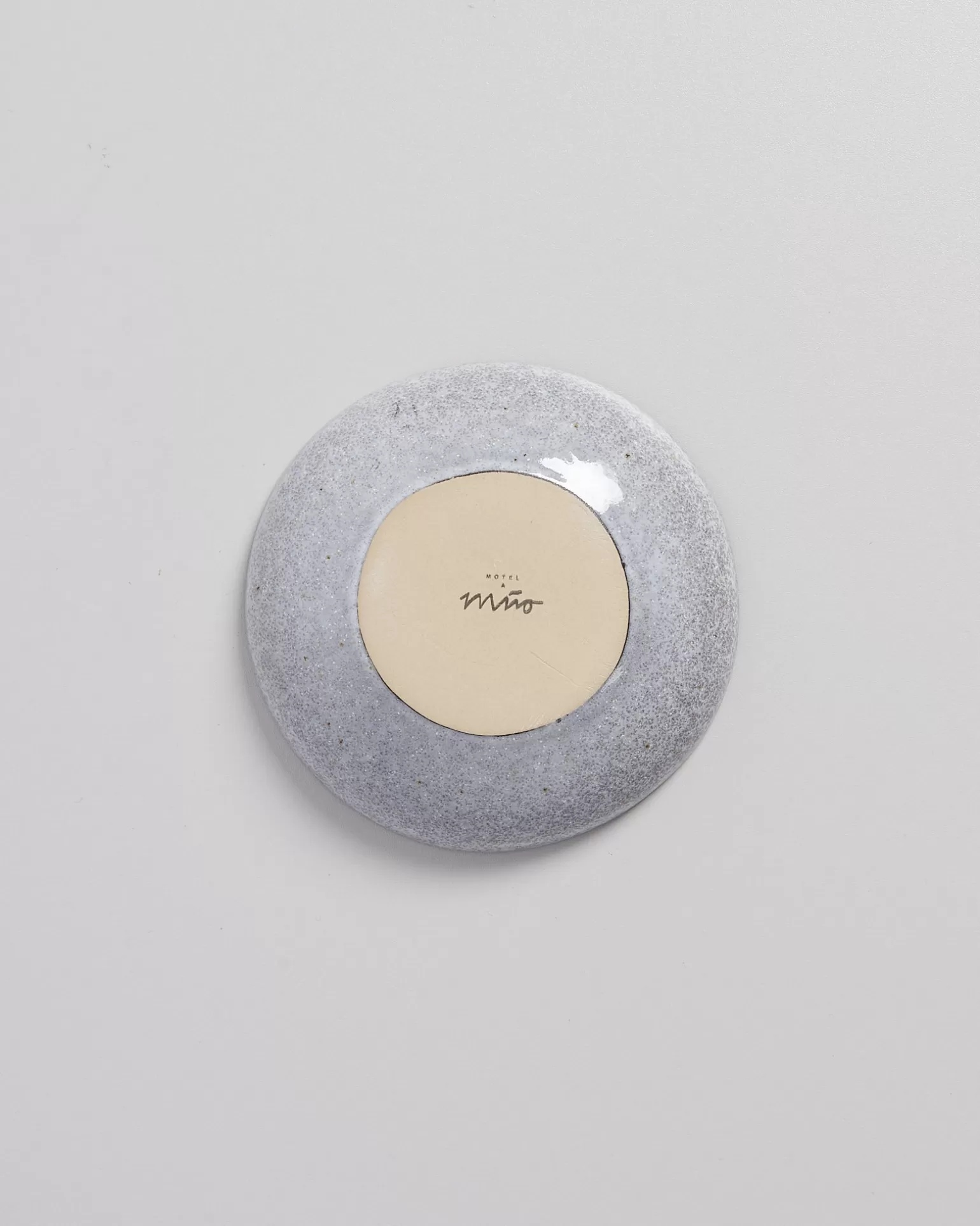 Novedad: Plato Mini en Gris Oscuro - Diseño Moderno de Motel a Miio Mae
