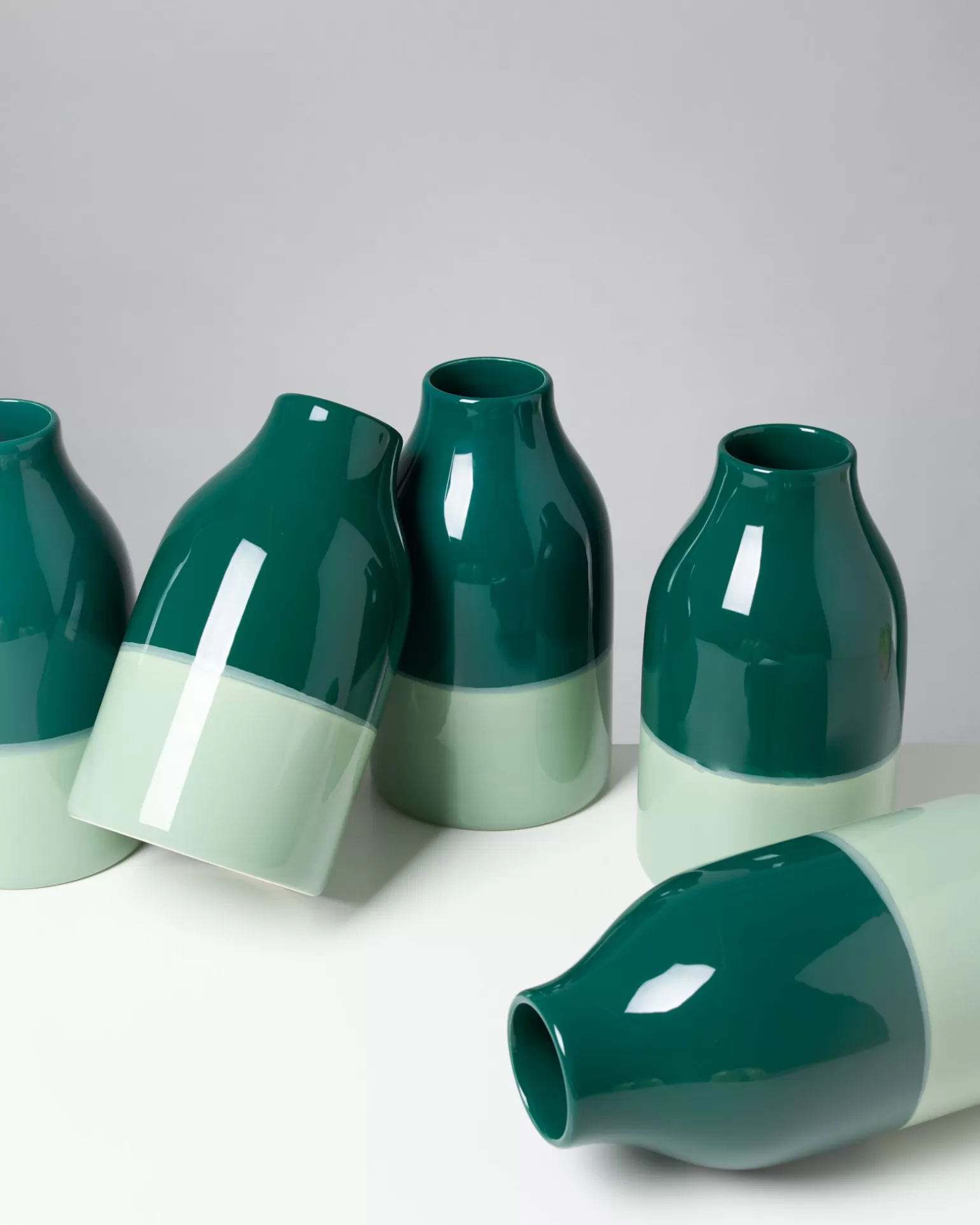 Jarrón Marisa de Motel a Miio - Verde Salvia Oscuro con Tono Natural y Diseño Elegante