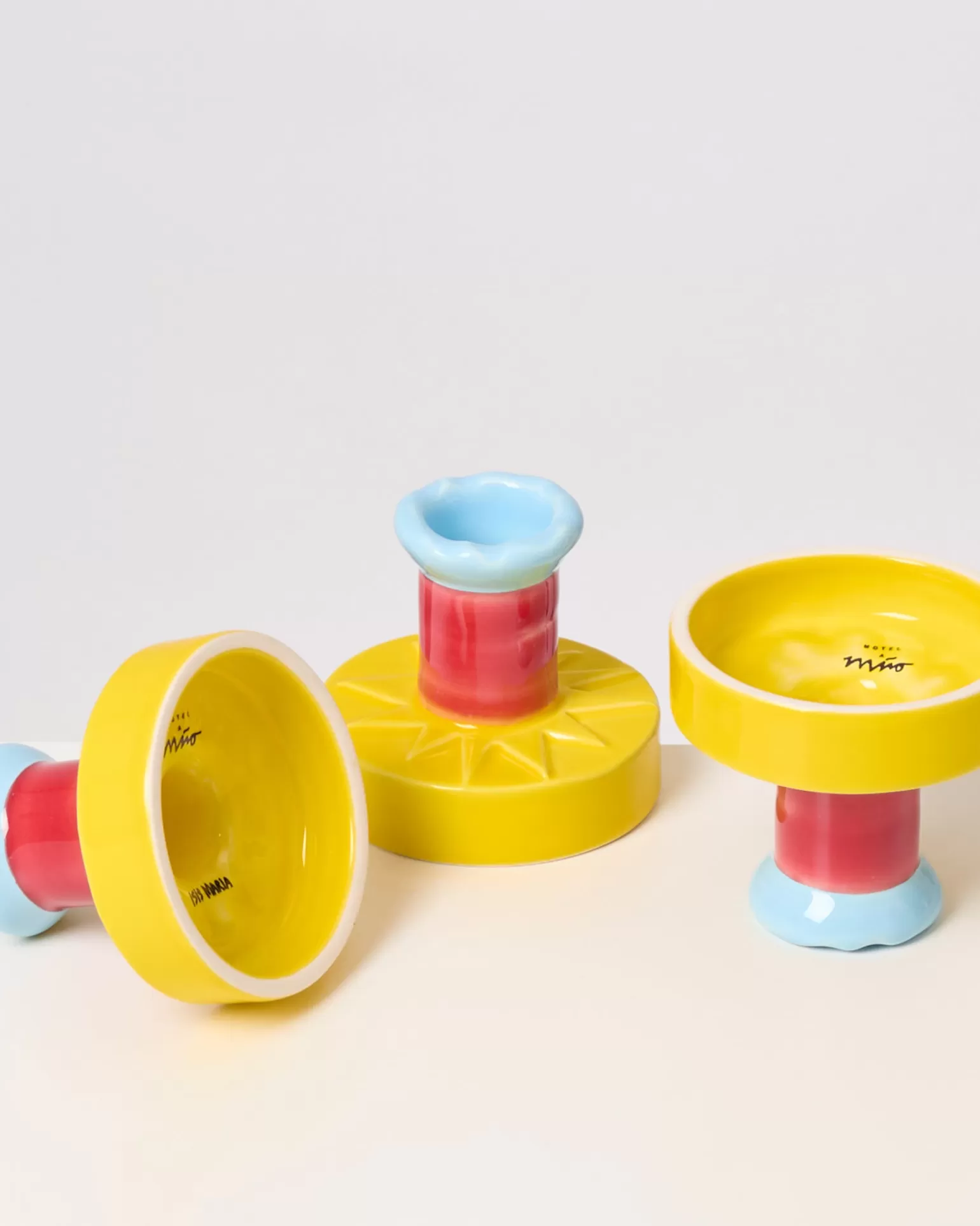 Portavelas Brisa Isis-María - Diseño moderno en tonos vibrantes amarillo y rojo por Hot Motel & Miio