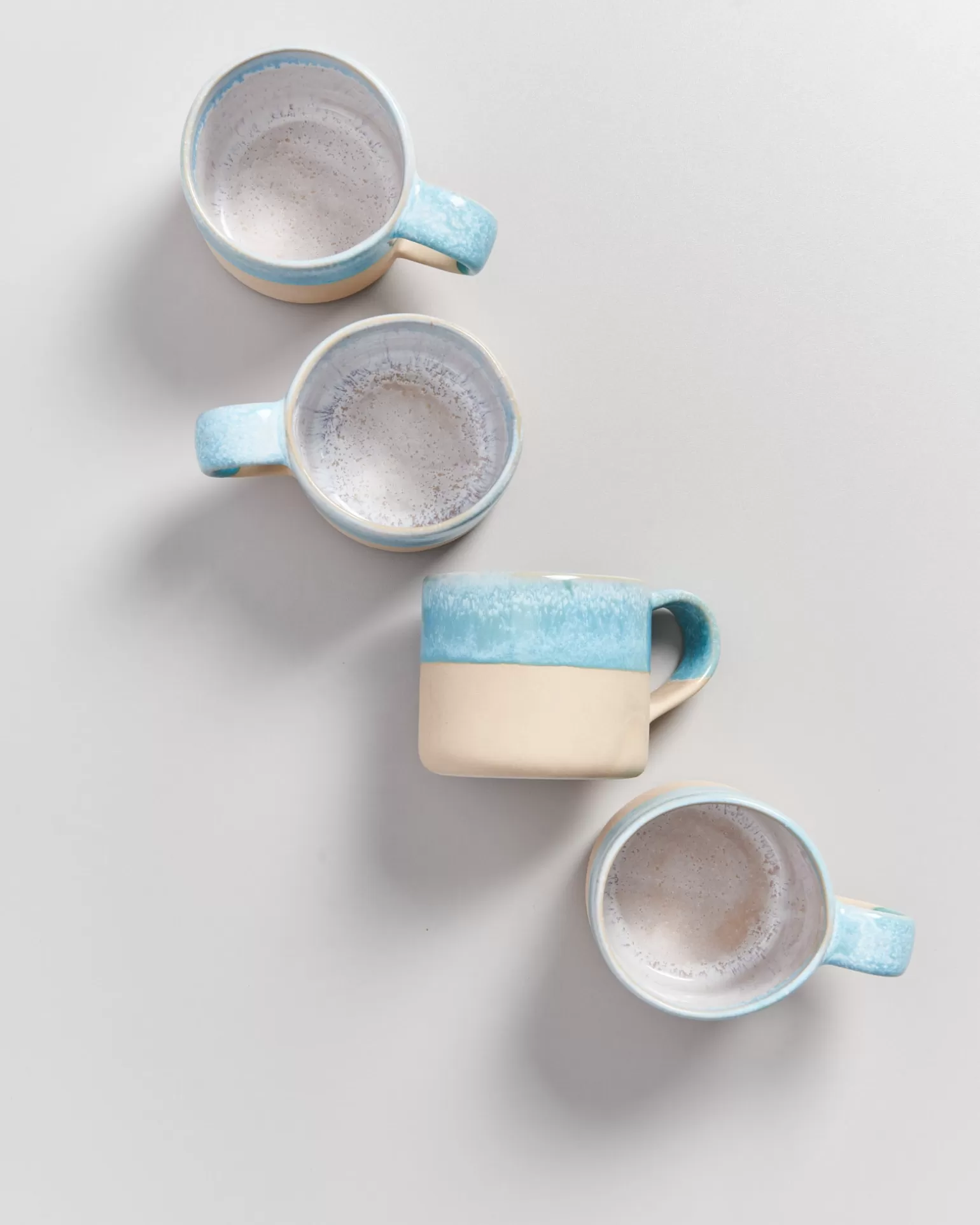 Juego Exclusivo de 4 Tazas Azul Degradado - Colección Motel Miio Nódoa

(Nota: Este título mantiene elementos clave del original pero reorganiza la estructura, utiliza sinónimos naturales (