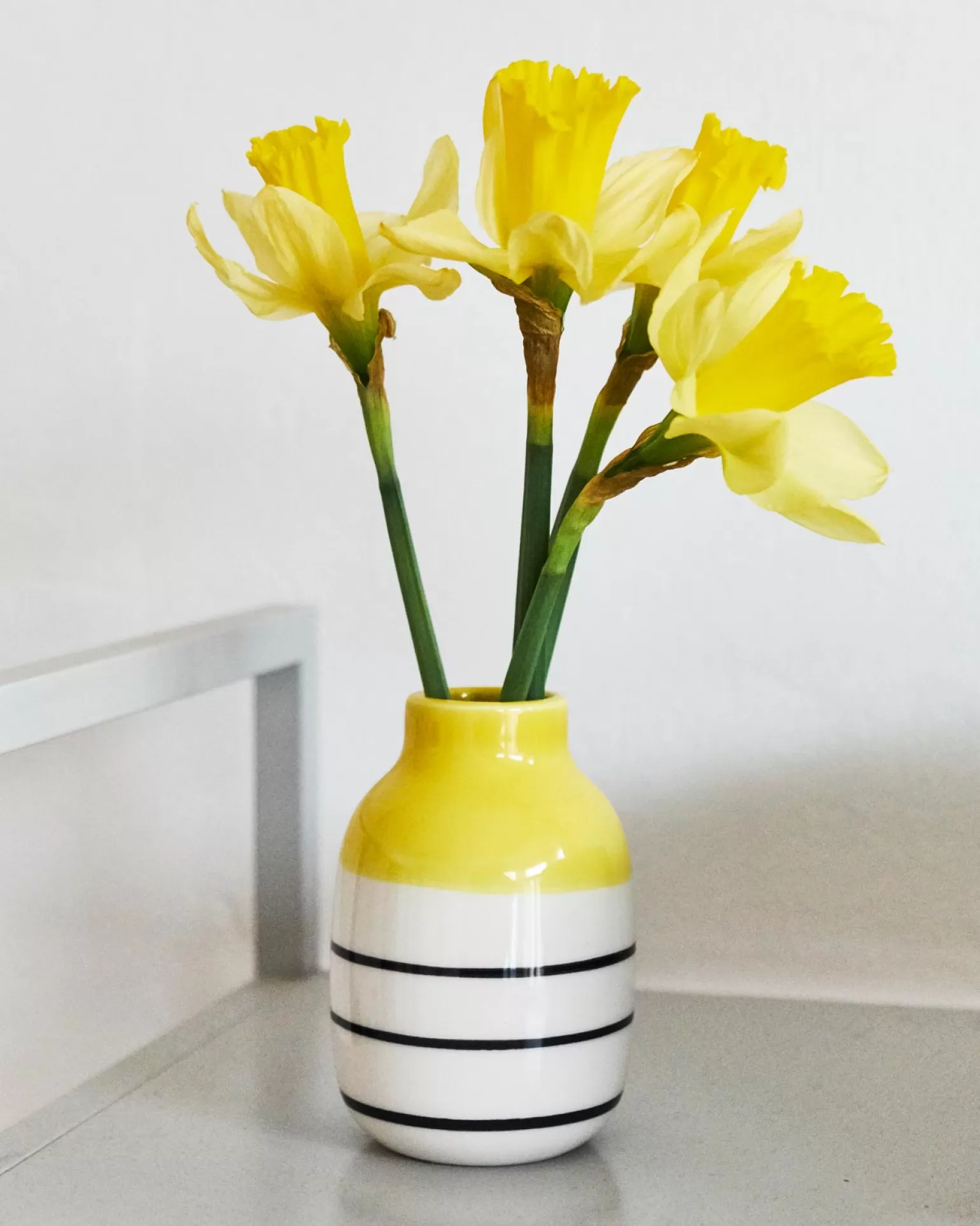 Vaso Decorativo Miio Nuno Modelo S - Rayas Modernas en Amarillo y Negro para Estilo Contemporáneo