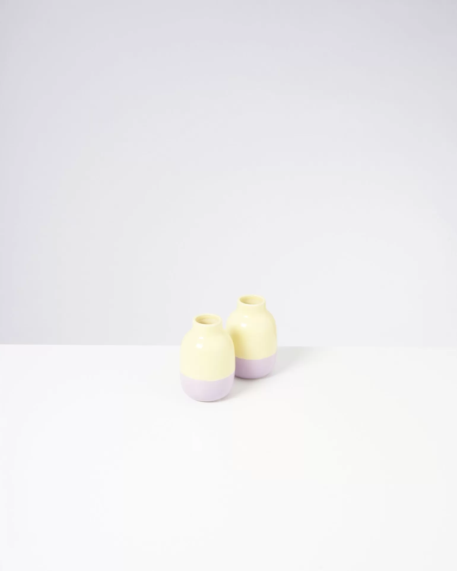 Jarrón Moderno Miio Nuno Modelo S - Combinación Amarillo Lila | Oferta Especial en Diseño Único para Decoración Hogar ¡Aprovecha Ahora!