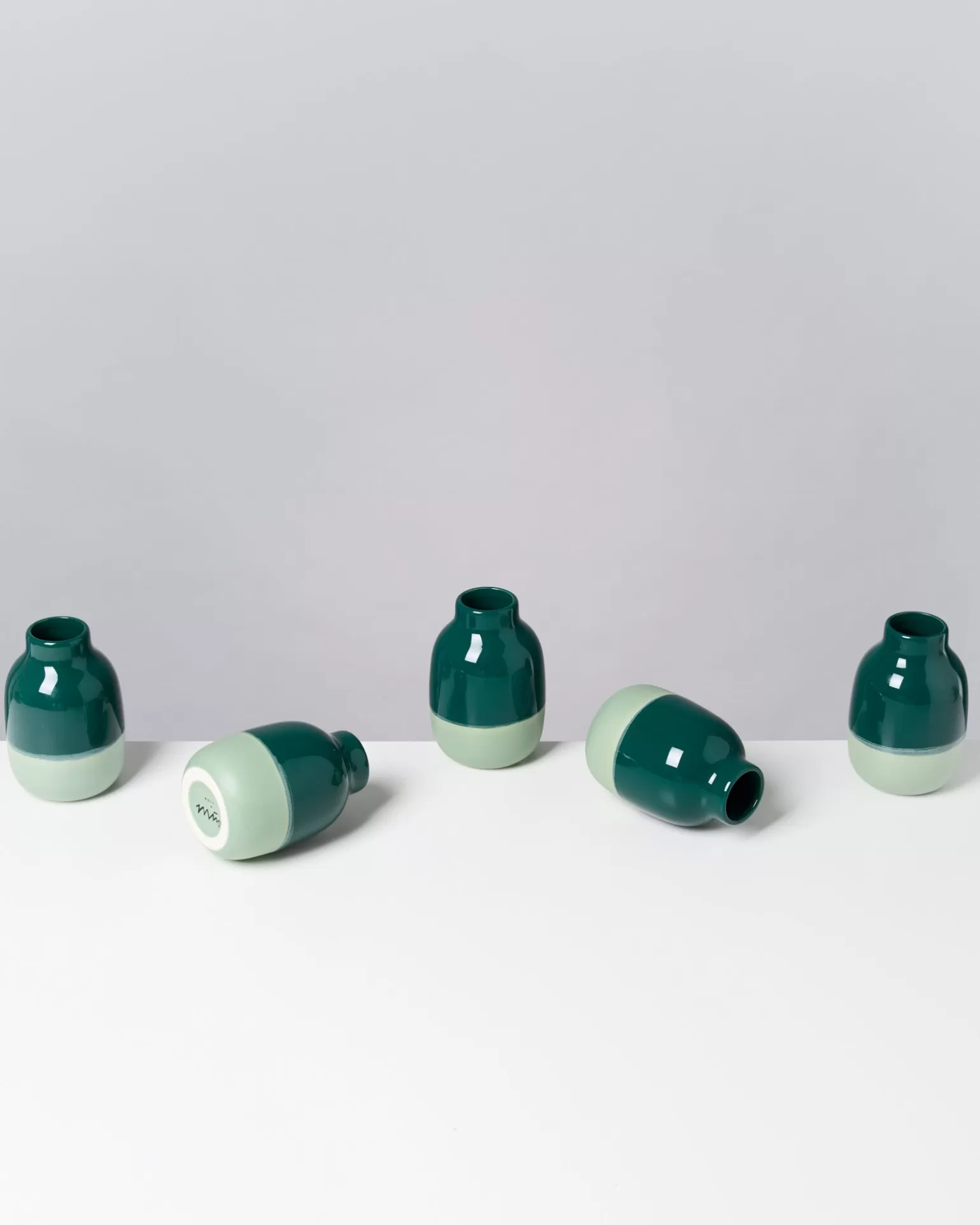 Jarrón moderno Miio Nuno modelo S - acabado en tono salvia y verde profundo para decoración de interiores