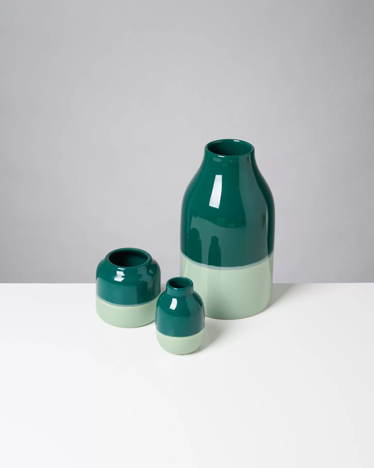 Jarrón moderno Miio Nuno modelo S - acabado en tono salvia y verde profundo para decoración de interiores