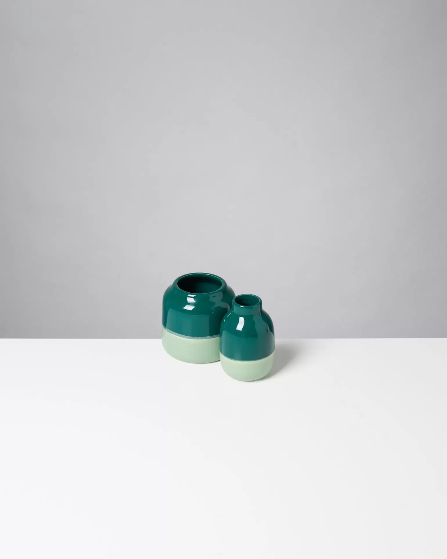 Jarrón moderno Miio Nuno modelo S - acabado en tono salvia y verde profundo para decoración de interiores