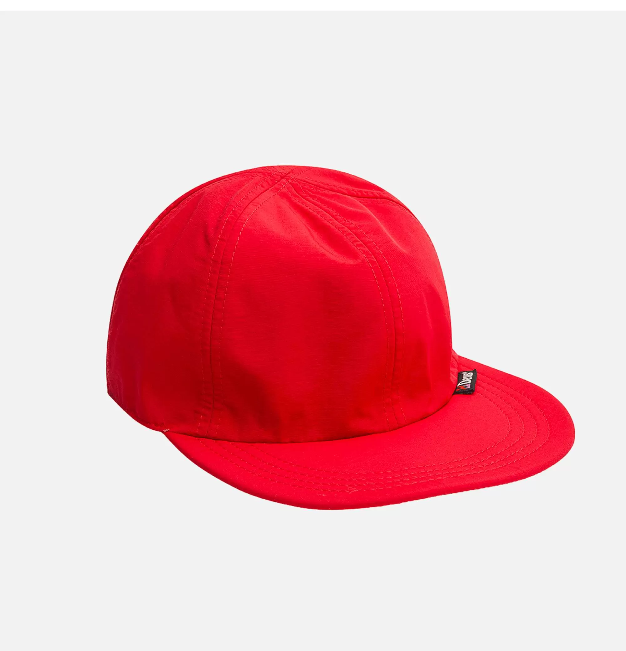 Gorra Reversible DEUS en Color Rojo - Diseño Unisex para Estilo Casual y Deportivo