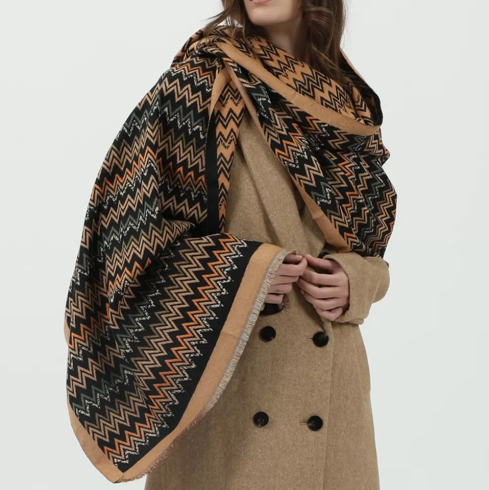 Bufanda Mujer Folli Follie - Viscosa Ligera con Estampado Chevron en Camello y Negro, Accesorio Versátil para Estilizar Tus Looks