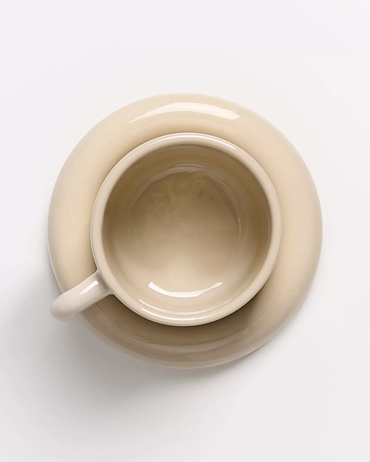 Juego Encantador de Taza y Platillo Motel a Miio Seia - Detalle Corazones en Arena, Ideal para Desayunos Románticos