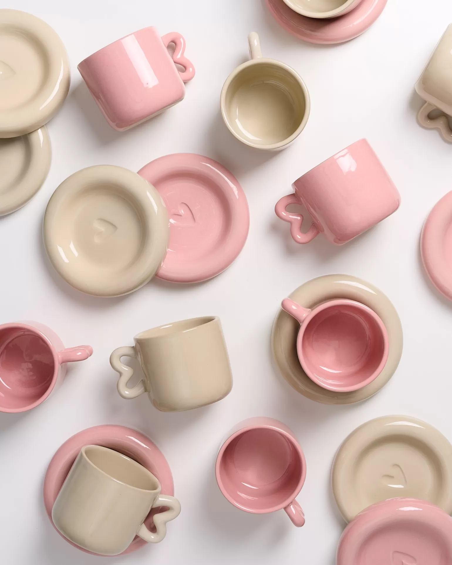 Juego Encantador de Taza y Platillo Motel a Miio Seia - Detalle Corazones en Arena, Ideal para Desayunos Románticos