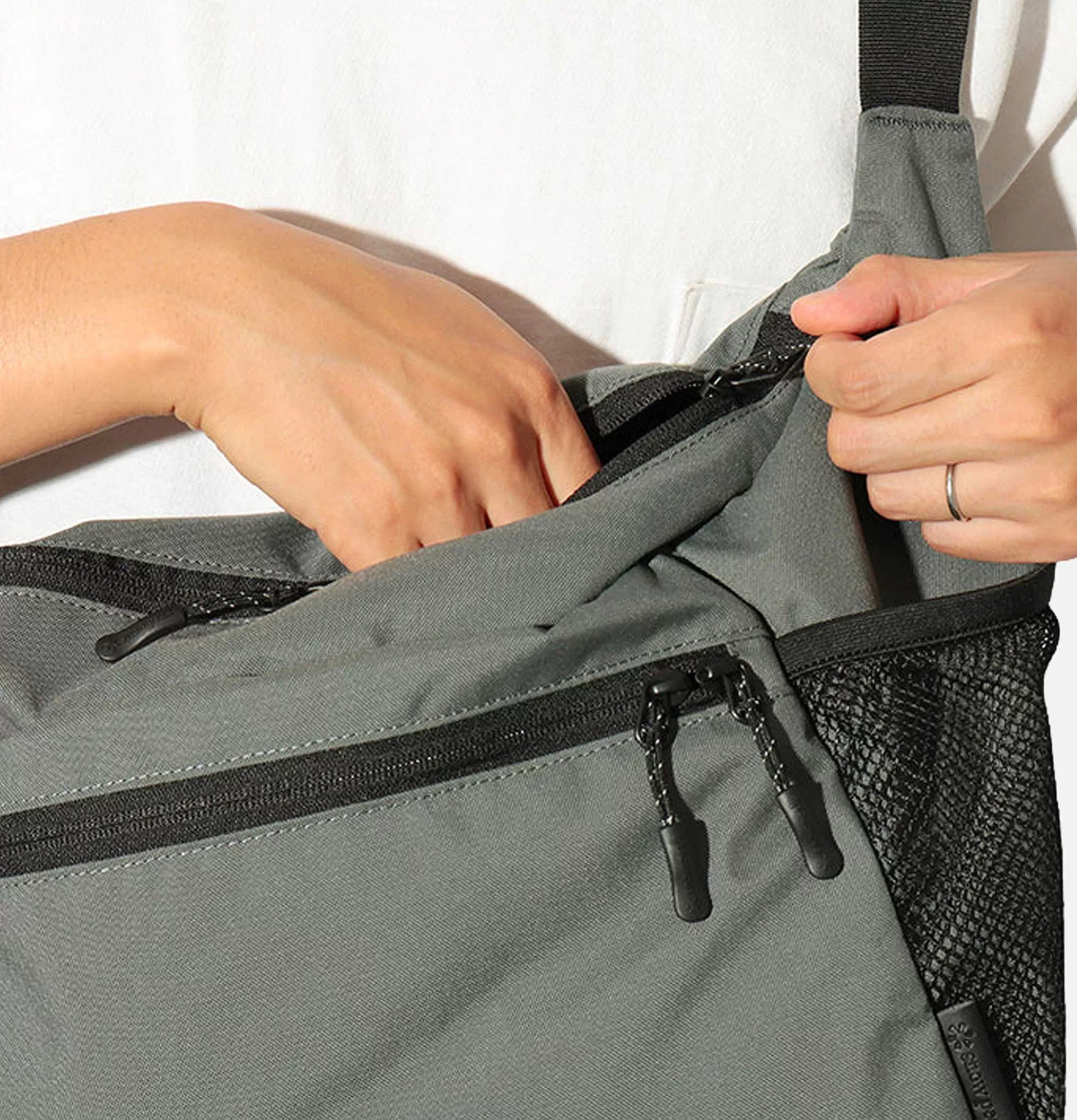Bolso Bandolera Unisex Snow Peak en Gris Carbón - Ligero y Práctico para el Día a Día