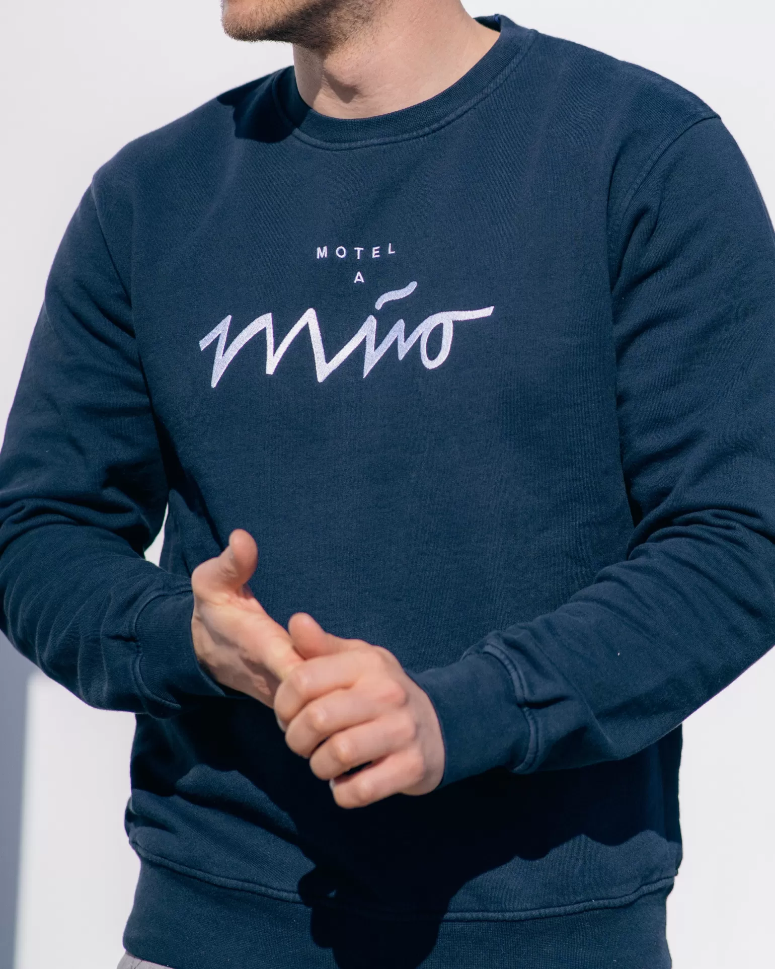Sudadera Casual Cheap Motel x Miio para Hombre - Azul Marino con Detalles en Blanco