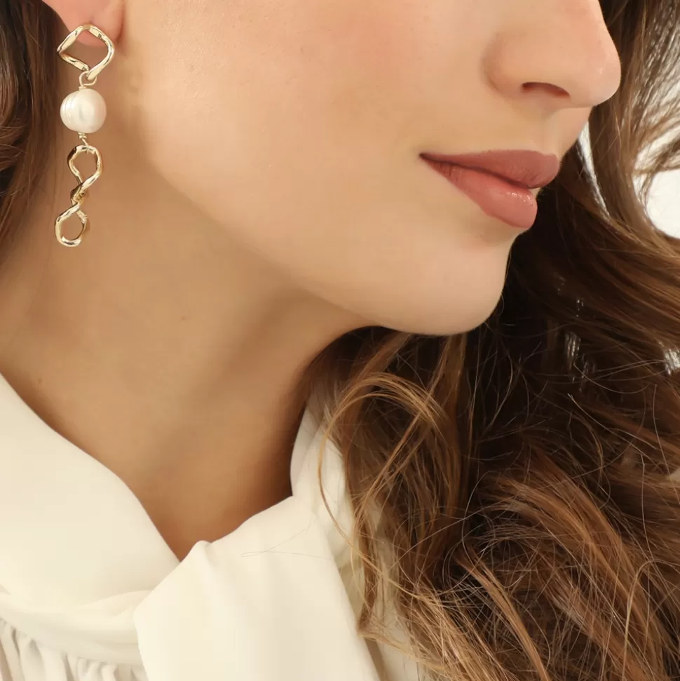 Aretes Colgantes Folli Follie con Detalles de Perlas - Diseño en Cadena Dorada para un Estilo Adictivo y Elegante