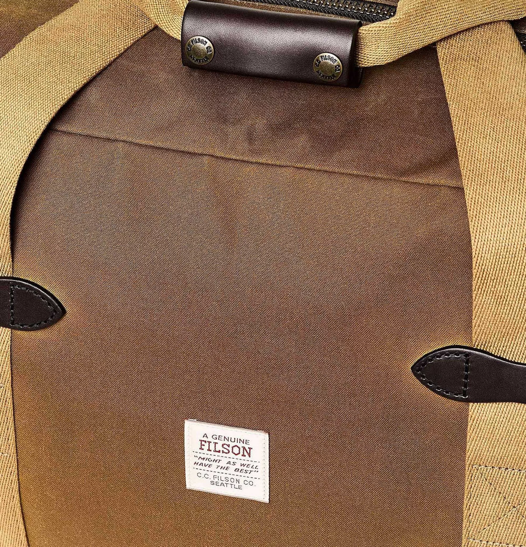 Bolso de viaje mediano FILSON en lona reforzada color arena oscuro - Diseño robusto para expediciones duraderas