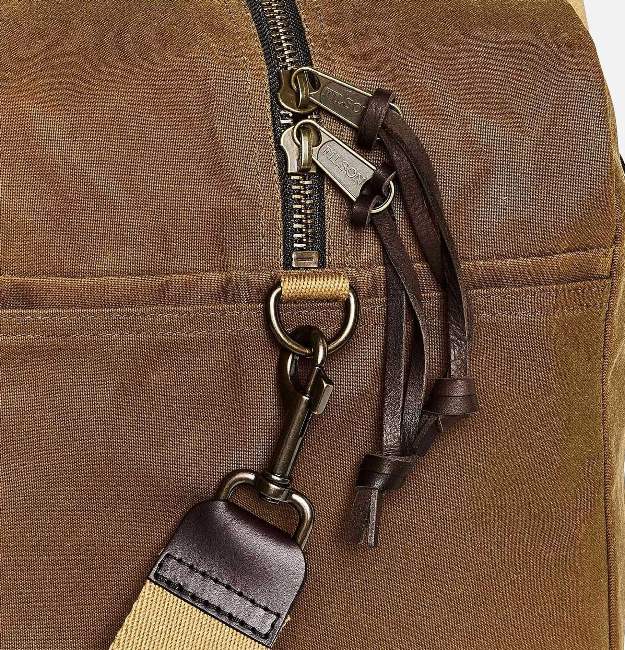 Bolso de viaje mediano FILSON en lona reforzada color arena oscuro - Diseño robusto para expediciones duraderas