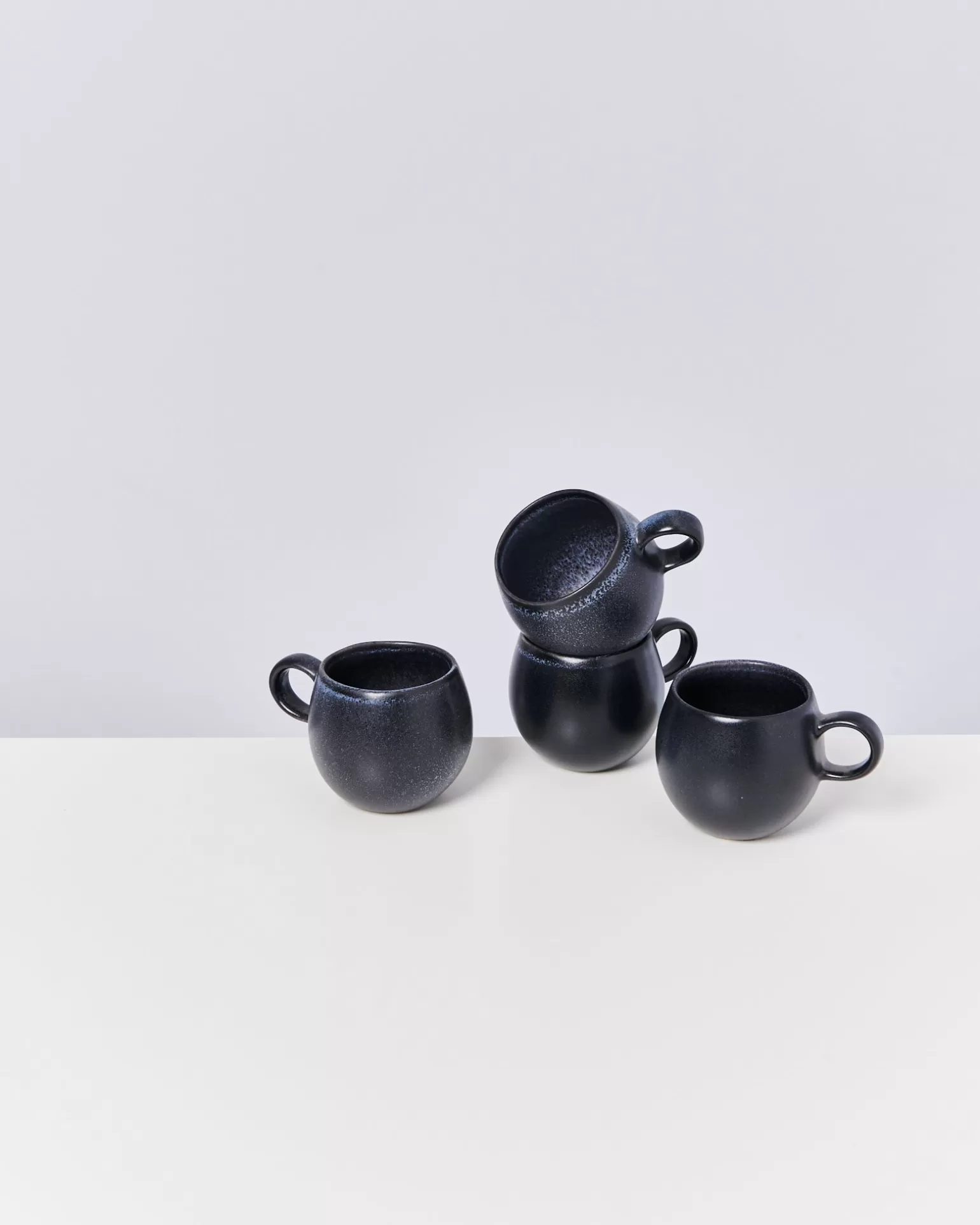 Taza Turmalina Miio - Colección Hot Motel, Modelo Grande en Negro Mate con Diseño Exclusivo