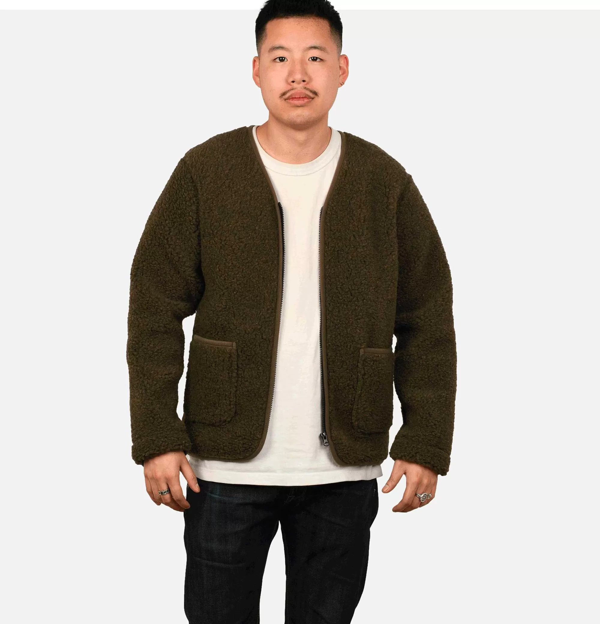 Cárdigan acogedor con cremallera y cuello en V - Color caqui ideal para sudaderas y tejidos polares