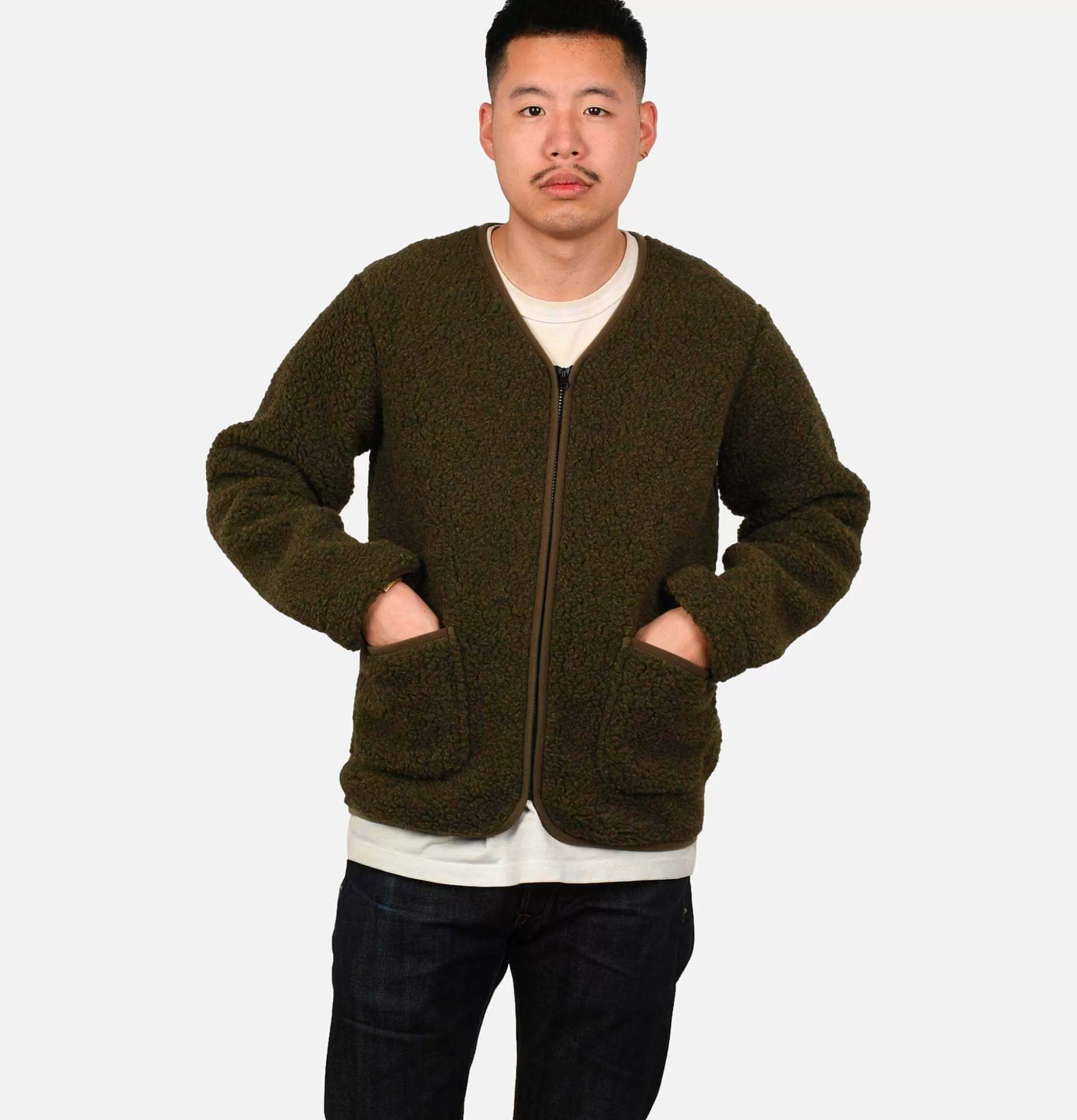 Cárdigan acogedor con cremallera y cuello en V - Color caqui ideal para sudaderas y tejidos polares