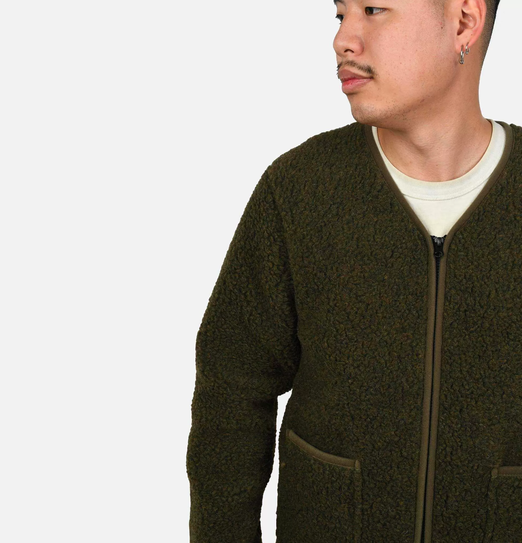 Cárdigan acogedor con cremallera y cuello en V - Color caqui ideal para sudaderas y tejidos polares